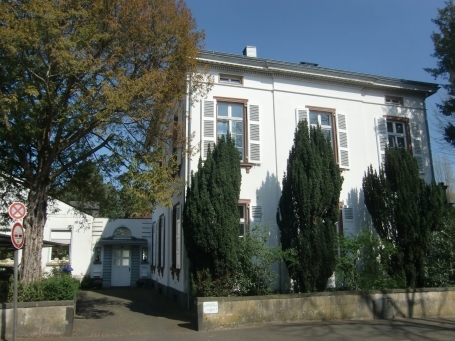 Urdenbach : Am Alten Rhein, Haus Drängenburg, ehem. Wohnhaus des Künstlerehepaares Lindemann / Du Mont